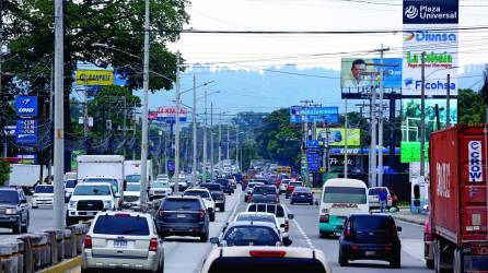 Son las 10:00 de la mañana y la carga vehicular en el bulevar del norte ya es igual al de la tarde, ya no parece haber diferencia entre las horas para caer en un embotellamiento. Fotos: Moisés Valenzuela.