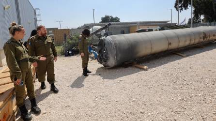 Militares observan un misil balístico iraní que cayó en Israel el fin de semana.