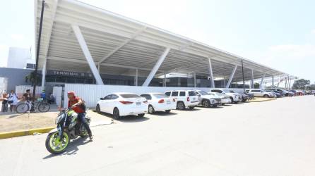 El aeropuerto internacional Ramón Villeda Morales comenzó su transformación en septiembre de 2023 y esperan que finalice en diciembre de este año. La fachada del aeropuerto ha cambiado con la construcción de un canopy que cubrirá del sol y la lluvia a los viajeros al bajarse de los vehículos.