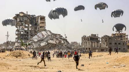 Varios países han lanzado ayuda humanitaria en paracaídas a la Franja de Gaza.