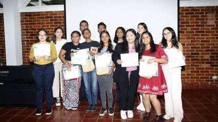 Los alumnos de la Escuela Internacional Sampedrana junto a los estudiantes de otros centros educativos que también participaron en el encuentro literario.