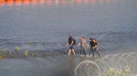 Migrantes siguen cruzando el río Bravo pese a la barrera de boyas colocadas por las autoridades de Texas.