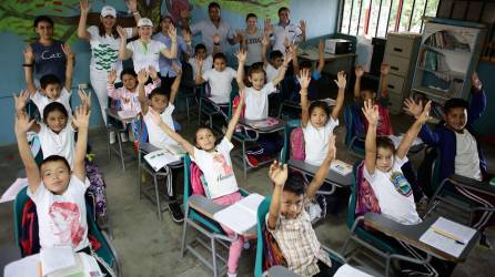 Los niños descargaron sus pupitres con personal de la UTH y celebraron juntos la educación.