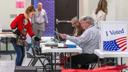 Los votantes estadounidenses llegaron desde temprano para emitir su voto en las elecciones primarias.