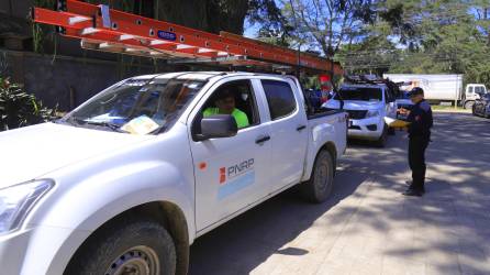 Cuadrillas del Programa Nacional de Reducción de Pérdidas ingresando a una residencial del noroeste.