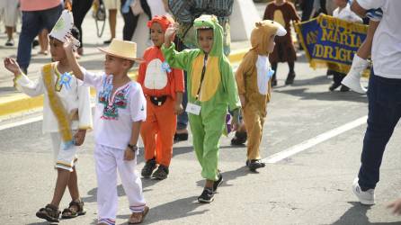 Niños de prebásica saludan a los sampedranos durante el desfile de este miércoles.
