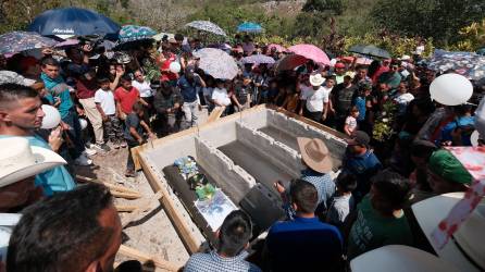 Llevaban globos, cánticos y hasta las prendas favoritas, en este caso de Jesús Adony Alvarado. Un mar de gente se unió al dolor de las tres familias que ayer sepultaron a sus hijos, esposos, hermanos.