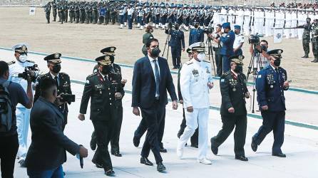 Los nuevos mandos militares junto al ministro de Defensa, José Manuel Zelaya Rosales.