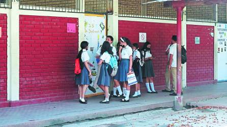 Estudiantes que asisten a reforzamiento de clases en el José Trinidad Reyes.