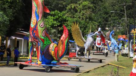 Majestuosas y coloridas son las chimeneas gigantes que engalanan la calle principal de Trinidad, festival que este año se realizó en honor a la presidenta Xiomara Castro.