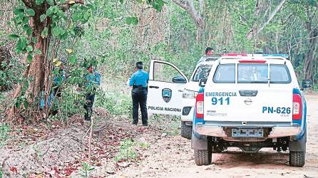<b><span class=mln_uppercase_mln>Criminalidad.</span></b> La Policía Nacional en una escena de un crimen en la zona norte de Honduras.