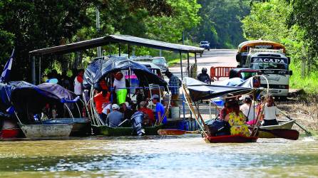 Más de diez lanchas trasladan a cientos de personas desde la aldea Los Chorros hasta La Sábana, en Zacapa, por las inundaciones en tres tramos de la carretera de Santa Bárbara a Pito Solo en la CA-5.