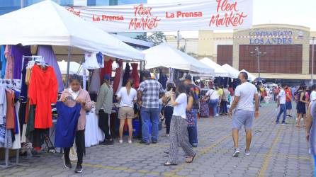 Personas de todas las edades asistieron al Flea Market y compraron diversos productos. Fotos: Franklyn Muñoz.