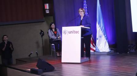 <b>La embajadora de Estados Unidos en Honduras, Laura Dogu, durante el lanzamiento de “Hilando oportunidades”. Foto: F. Muñoz</b>