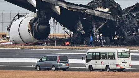 Los restos de la aeronave de Japan Airlines permanecen aún en el aeropuerto de Tokio.