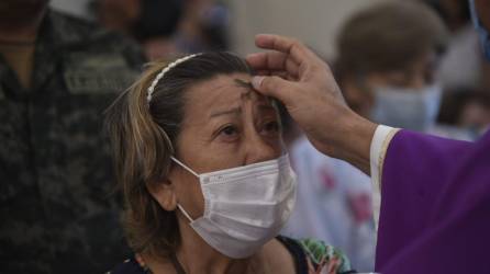 La feligresía católica madrugó este miércoles para participar en el inicio de la cuaresma con la imposición de las cenizas, que este año se realizó ya de manera normal, siempre guardando algunas medidas de bioseguridad.