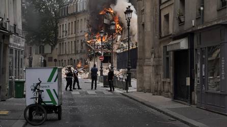 Los bomberos trabajan para extinguir un gran incendio en París.