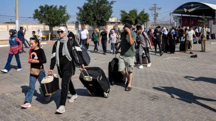 Cientos de personas extranjeras atrapadas en Gaza cruzaron el paso de Rafah este miércoles.
