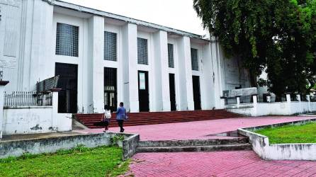 <b>Así luce el edificio del antiguo Reyes en el barrio Los Andes donde se realizará el proyecto, los rotarios ya invirtieron 9 millones de lempiras. Fotos Héctor Edú</b>