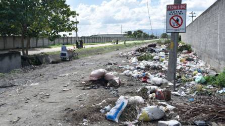 <b><span class=mln_uppercase_mln>Evidencia.</span></b> El basurero clandestino se extiende por más de 300 metros, y además de llevar grandes cantidades de desechos, los queman, causando enorme impacto ambiental en el sector.