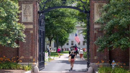 Un grupo de personas ingresa al campus en la universidad de Harvard, en Cambridge, Massachusetts.