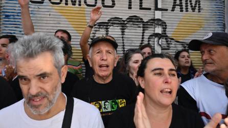 Periodistas se apostaron en las afueras del edificio de Télam tras el anuncio del Gobierno.