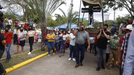 Cargaron al Cristo Negro y a la virgen de Lourdes, caminando kilómetros desde Ilama hasta Gualala.