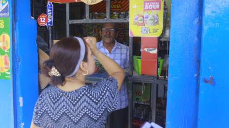 Óscar Ramos es uno de los dueños de negocios afectados por interrupciones. Foto Moisés Valenzuela.