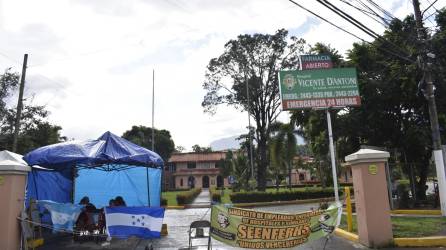 Los empleados del Hospital Vicente D’Antoni, llevan más de dos semanas con una toma en su entrada principal.