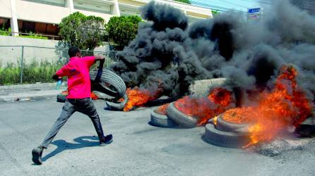 Las bandas que controlan la mayor parte de la capital Puerto Príncipe lanzaron desde hace unos quince días una campaña armada para derrocar al primer ministro Ariel Henry, sumiendo al país en un violento conflicto con riesgo de hambruna y guerra civil. Fotos AFP/EFE