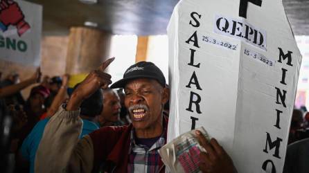 Empleados públicos de Venezuela exigen un aumento del salario mínimo ante la crisis económica por la inflación.