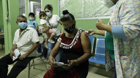 En el centro de salud Paz Barahona y los otros se pone la vacuna gratis.