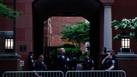 Agentes de la policía de Washington DC vigilan el campus de la Universidad de Washington tras desalojar a los manifestantes propalestinos.