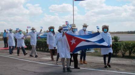 <b><span class=mln_uppercase_mln>Aporte.</span></b> No es la primera vez que llegan a Honduras médicos cubanos.<span class=mln_uppercase_mln> foto: archivo</span>