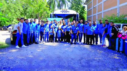 Docentes y parte de la banda del instituto José Trinidad Reyes previo a su viaje a Comayagua donde tomaron su vuelo.