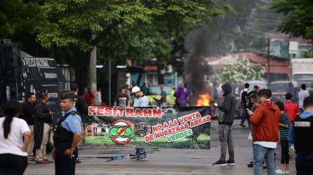 <b>Los vecinos impidieron el paso vehicular en la calle de acceso a la Fesitranh desde el bulevar del norte. Fotos: Yoseph Amaya y Héctor Edú</b>