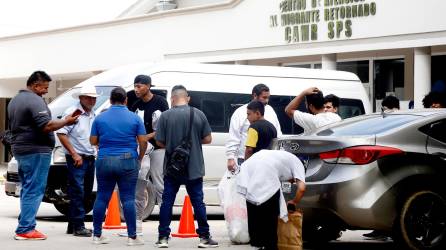 De lunes a viernes, cada vuelo transporta centenares de hondureños. Algunos son trasladados a la terminal de buses. Fotos: FRANKLIN MUÑOZ