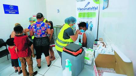 En el macrodistrito de Las Palmas se continúa con la vacunación de adultos y niños.