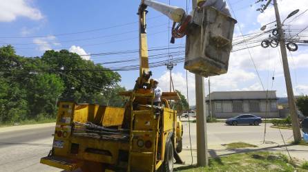 Cuadrillas de la ENEE instalan cableado en sector Los Carmenes.