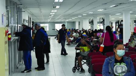 <b>A dia</b>rio llegan centenares de pacientes a la consulta externa del Hospital Atlántida. Muchas personas llevan meses por una cirugía. Copeco dotó de ropa quirúrgica al personal médico.