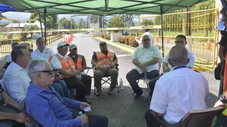 Representantes de la Cámara de Comercio e Industrias de Atlántida, se reunieron este martes, con los empresarios y trabajadores de las aerolíneas, que exigen se elimine este incremento.