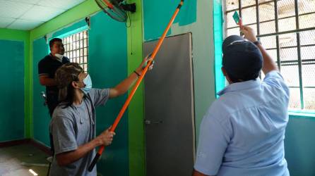 Empleados de Full Products pintan el CEB Azcona; Usula Rotary Club conoció ayer los centros y darán ayuda.