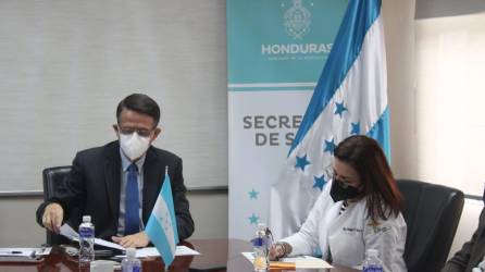 Ministro de Salud, José Manuel Matheu, y la presidenta del CMH, Helga Codina, firmando el acuerdo.