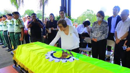 El exalcalde Roberto Larios fue sepultado en el cementerio Jardines del Recuerdo con un protocolo municipal. Amigos, familiares, empleados y excompañeros de corporación llegaron a despedirlo y acompañarlo hasta su última morada. FOTOS MELVIN CUBAS