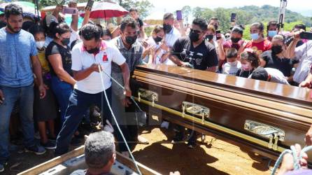 En un ambiente de dolor e impotencia sepultaron al querido padre Quique.