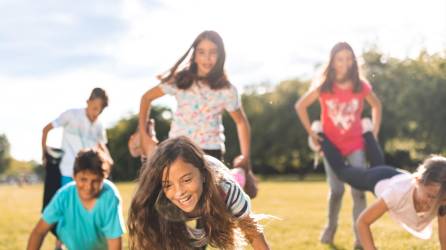 Los campamentos de verano son una valiosa oportunidad de aprendizaje para los niños y adolescentes en su entorno familiar. Les permiten explorar y descubrir más sobre sí mismos, al tiempo que participan en actividades divertidas y hacen nuevas amistades.
