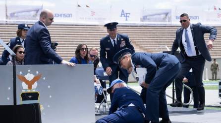 El presidente de Estados Unidos, Joe Biden, de 80 años, se tropezó y cayó al suelo este jueves durante la ceremonia de graduación de los cadetes de la Academia de la Fuerza Aérea en Colorado.