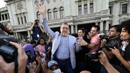 El candidato Bernardo Arévalo celebró junto a sus bases su pase a la segunda vuelta electoral en Guatemala.