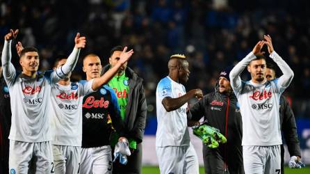 Napoli's Italian defender Giovanni Di Lorenzo (L), Napoli's Nigerian forward Victor Osimhen (C) and Napoli's Macedonian midfielder Eljif Elmas (R) acknowledge the public at the end of the Italian Serie A football match between Atalanta Bergamo and Napoli on November 5, 2022 at the Atleti Azzurri d'Italia stadium in Bergamo. (Photo by Isabella BONOTTO / AFP)