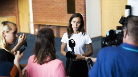 Sanna Marin, la primera ministra más joven del mundo, enfrenta duras críticas tras filtrarse polémicas fotos y videos de sus fiestas.